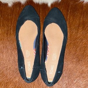 Tom’s black flats size 6